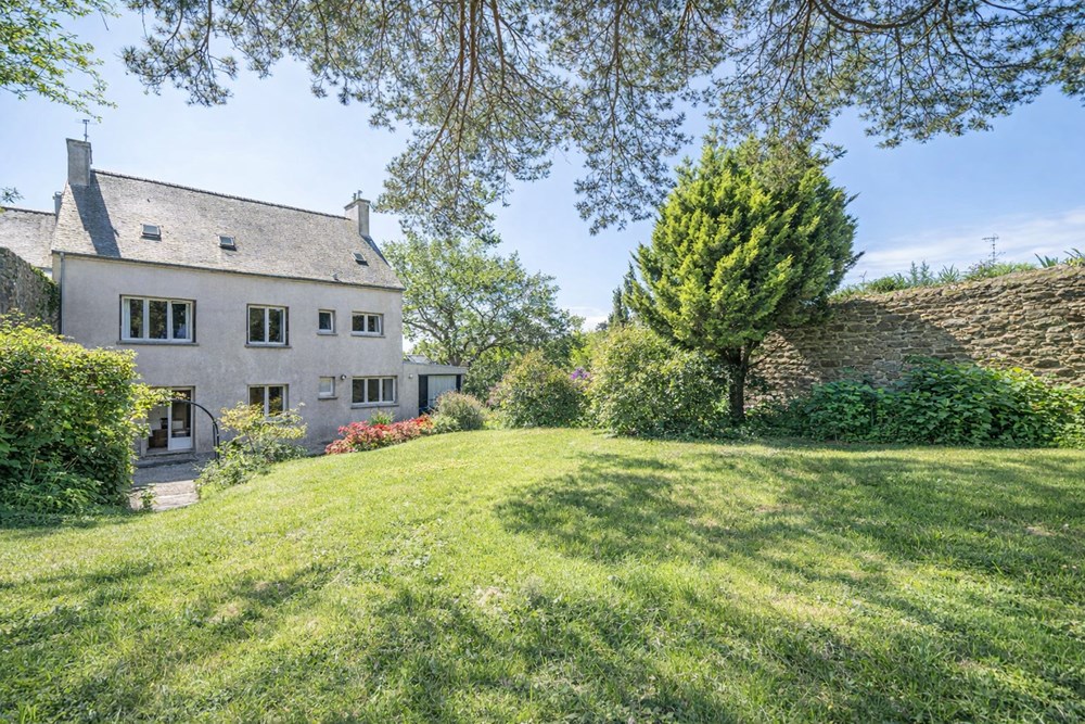MAISON - T7 - 6 CHAMBRES - BEAUX VOLUMES - IDEALEMENT SITUE - GARAGE - TERRAIN DE 1100M² - DEPENDANCES. photo 2